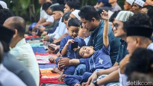 Gemes! Aksi Anak-anak Saat Salat Id Bikin Suasana Lebaran Makin Hangat