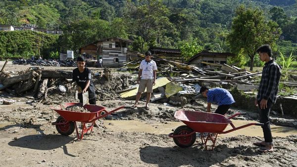 Gotong Royong Warga Bersihkan Sisa Banjir untuk Salat Id