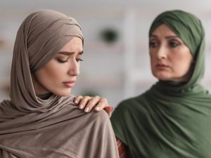 Bolehkah Istri Menolak Tinggal di Rumah Mertua? Ini Hukumnya dalam Islam