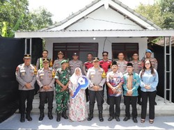 Kapolres Kediri Benahi Rumah Nenek Tak Layak Huni