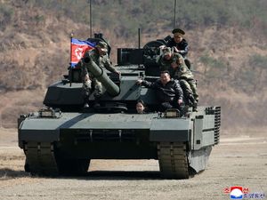 Full Senyum! Kim Jong Un Kini Ajak Putrinya Uji Coba Tank Baru Korut