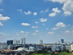 Langit Biru Jakarta Saat Libur Lebaran
