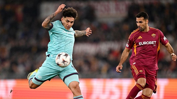 ROME, ITALY - MARCH 19: Santiago Castro of Bologna controls the ball whilst under pressure from Zeki Celik of AS Roma during the UEFA Europa League 2025/26 Round of 16 Second Leg match between AS Roma and Bologna FC 1909 at Stadio Olimpico on March 1