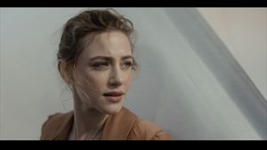 7 Pesona Lili Reinhart, Bintang Riverdale Jadi Model Video Klip BTS Swim