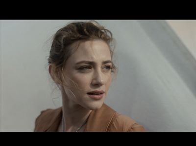 7 Pesona Lili Reinhart, Bintang Riverdale Jadi Model Video Klip BTS Swim