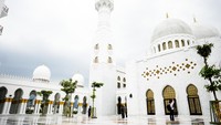 Parkiran Depan Masjid Sheikh Zayed Kini Steril, Warga Sempat Menolak
