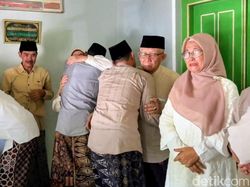 Melihat Tradisi Sungkeman Lebaran yang Masih Mengakar di Ponorogo
