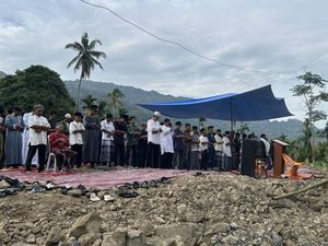 Momen Khidmat Warga Agam Salat Id di Lapangan karena Masjid Dihantam Galodo