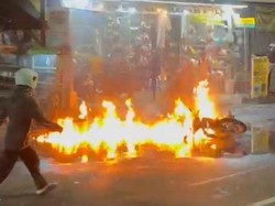 Jatuh Saat Konvoi, Motor Terbakar di Jalanan Kota Jember