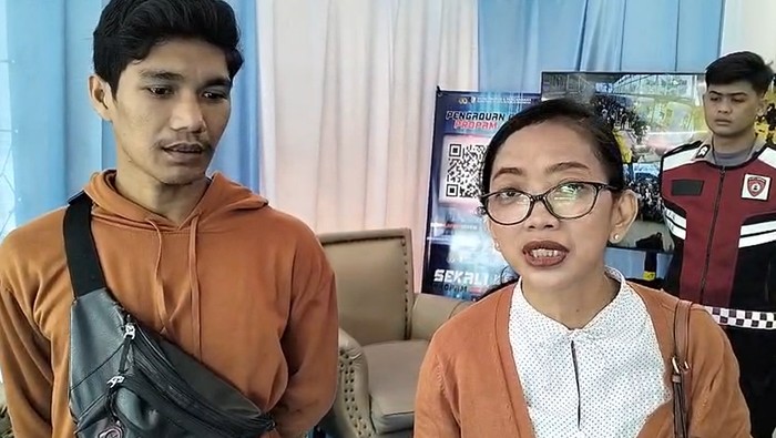 Pasutri korban penipuan calo tiket kereta mengadu nyaris gagal mudik ke Malang. Mereka mengadu hingga akhirnya polisi membeli tiket untuk pasutri ini.