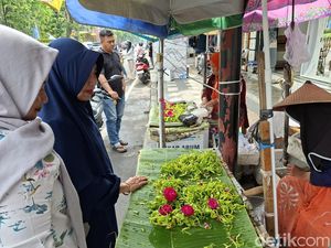 Berkah Nyekar Jelang Lebaran untuk Pedagang Bunga di Bojonegoro