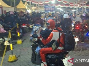 Saat Power Ranger Merah Ikut Mudik Naik Motor di Pelabuhan Ciwandan