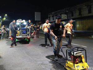 Warga Bondowoso Patungan Beli Aspal untuk Tambal Jalan Berlubang