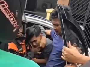 Pemobil di Makassar Diamuk Massa Usai Tabrak Lari Ojol