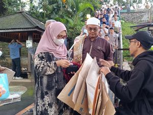 Penjaja Tikar Kecipratan Berkah Salat Id Muhammadiyah di Sempur Bogor
