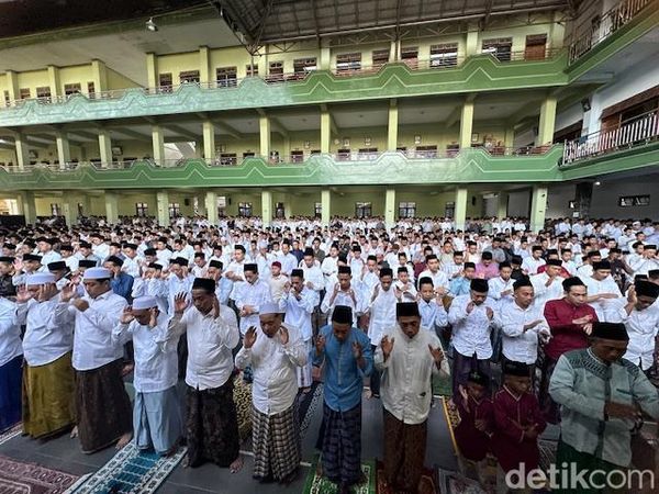 Potret Ribuan Warga-Santri Salat Id di Ponpes Al Falah Ploso Kediri