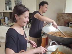 Prilly Latuconsina Olah Daging 8 Kg, Kejailan Omara Bikin Masak Gak Membosankan