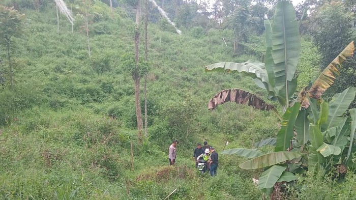 Proses evakuasi sepeda motor masuk jurang di perbukitan Kadipaten Tasikmalaya.