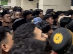 Warga Berdesakan Antre Pembagian Zakat hingga Pingsan di Masjid Raya Makassar