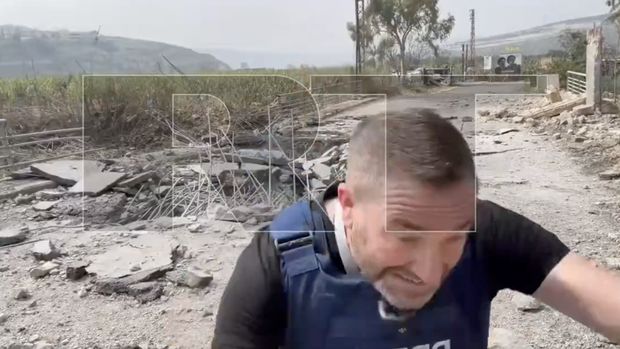 Koresponden dan kamerawan dari kantor berita Rusia, RT, Steve Sweeney dan Ali Rida Sbeity, mengalami luka-luka saat roket Israel menerjang lokasi terbuka dekat mereka sedang melakukan liputan di Lebanon, Kamis (19/3).