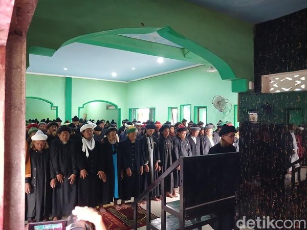 Momen Khusyuk Jemaah An-Nadzir Salat Idul Fitri 2026 di Gowa