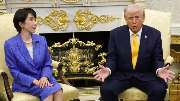 Perdana Menteri Jepang Sanae Takaichi (kiri) bertemu dengan Presiden AS Donald Trump selama pertemuan bilateral di Ruang Oval Gedung Putih pada 19 Maret 2026 di Washington DC. Kedua pemimpin tersebut diharapkan membahas topik-topik termasuk konflik t