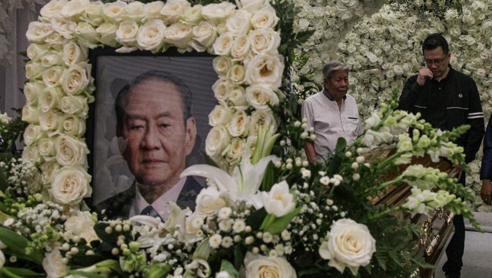 Keluarga dan kerabat berdoa saat menghadiri persemayaman pengusaha Michael Bambang Hartono di Grand Heaven, Jakarta, Jumat (20/3/2026). Pemilik Grup Djarum tersebut meninggal dunia pada usia 86 tahun karena sakit dan jenazah akan dimakamkan di komple