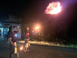 Takbiran Keliling di Nganjuk, Warga Atraksi Sembur Api