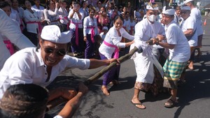 Tradisi Mbed-Mbedan Usai Nyepi