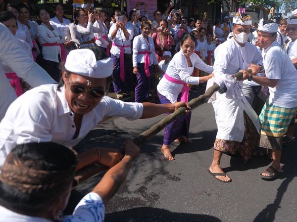 Tradisi Mbed-Mbedan Usai Nyepi