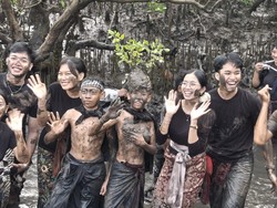 Mebuung-buugan, Tradisi Penyucian Diri Pakai Lumpur di Desa Adat Kedonganan