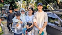 Wanda Hamidah Salat Id Bareng 3 Anak, Rindukan Kehadiran Alfath Hakim