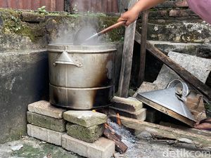 LPG Subsidi Sulit Dibeli, Warga Bojonegoro Masak Menu Lebaran Pakai Kayu