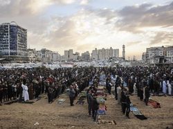 Warga Gaza Salat Id Dikelilingi Puing Gedung yang Dihancurkan Israel
