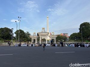 Ribuan Jemaah Muhammadiyah Salat Idul Fitri di Jalan Pahlawan