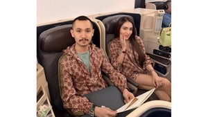 Gaya Angel Karamoy & Gusti Ega Libur Lebaran ke Paris Pakai Jaket Couple