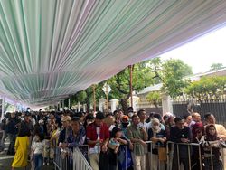 Semakin Ramai, Antrean Warga Mengular di Open House Istana