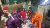 Banjir Ciracas Jaktim, Damkar Evakuasi 47 Warga Termasuk Ibu Hamil dan Balita