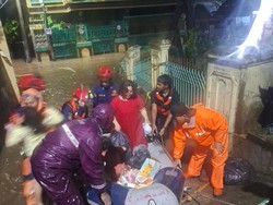Video: Banjir di Ciracas Jaktim, Puluhan Warga Terpaksa Dievakuasi