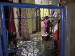Banjir Setu Pedongkelan Depok Meluap hingga ke Permukiman Warga