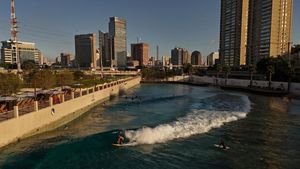 Berselancar di Kolam Ombak Buatan di Tengah Kota Sao Paulo