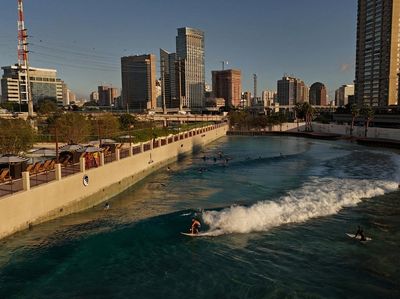 Berselancar di Kolam Ombak Buatan di Tengah Kota Sao Paulo