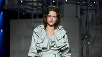 Foto: Burberry Winter 2026, Gaya Malam London yang Sleek dan Modern