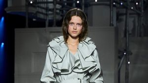 Foto: Burberry Winter 2026, Gaya Malam London yang Sleek dan Modern