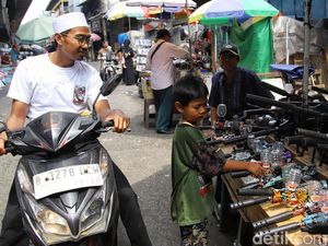 Dapat THR, Anak - Anak Serbu Penjual Mainan