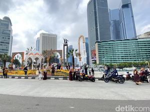 Dekorasi di Bundaran HI Jadi Spot Foto Lebaran Keluarga Usai Salat Id