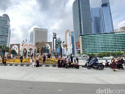 Dekorasi di Bundaran HI Jadi Spot Foto Lebaran Keluarga Usai Salat Id
