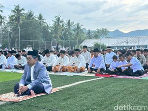 Gubernur Sulsel dan Mentan Salat Id di Kampung Halamannya di Bone
