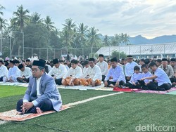 Gubernur Sulsel dan Mentan Salat Id di Kampung Halamannya di Bone
