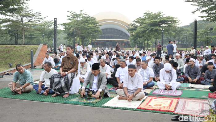 TMII Dipadati Jemaah Salat Idulfitri di Pagi Hari, Ramai Pengunjung di Siang-Sore